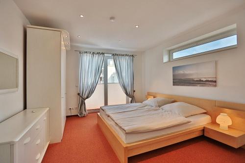Una cama o camas en una habitación de Ferienhaus Gorch-Fock-Str 37 Ferienhaus Gorch-Fock-Str 37