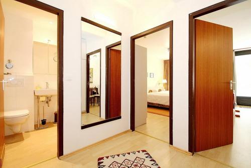 a bathroom with mirrors and a toilet and a bedroom at Strandresidenz Timmendorfer Strand Strandresidenz Appartement 203 in Timmendorfer Strand