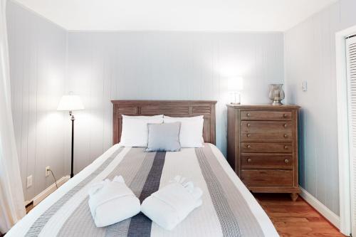 a bedroom with a bed with two white pillows at Dragonfly Cove in Glenora