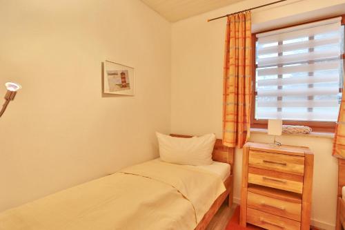 a small bedroom with two beds and a window at Ferienparadies Klingberg Ferienparadies Klingberg Appartement 1 in Klingberg