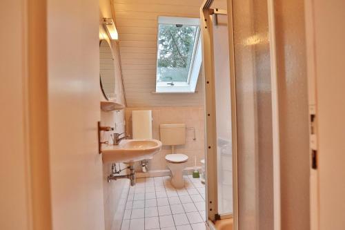 La salle de bains est pourvue de toilettes, d'un lavabo et d'une fenêtre. dans l'établissement Ferienparadies Klingberg Ferienparadies Klingberg Appartement 2, à Klingberg