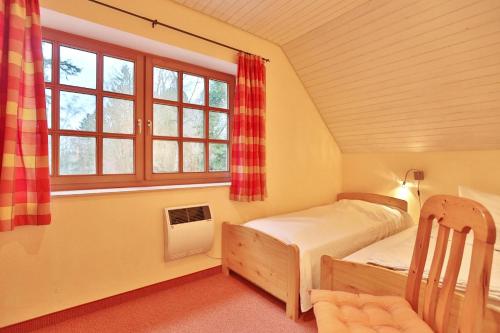 - une petite chambre avec un lit et une fenêtre dans l'établissement Ferienparadies Klingberg Ferienparadies Klingberg Appartement 2, à Klingberg