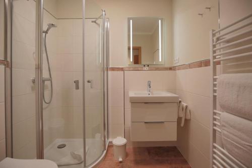 ein Bad mit einer Dusche, einem WC und einem Waschbecken in der Unterkunft Berliner Hof Berliner Hof Appartement 215 in Scharbeutz