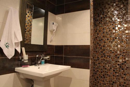  Green Palace Hotel -  Chambre  photo :   Minibar    Shower    Bath                           