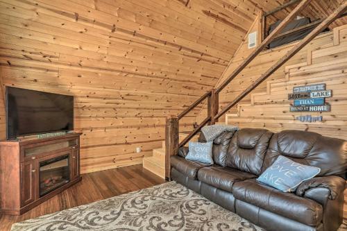 TV a/nebo společenská místnost v ubytování Sparta Lake Home with Deck and Boating Access!