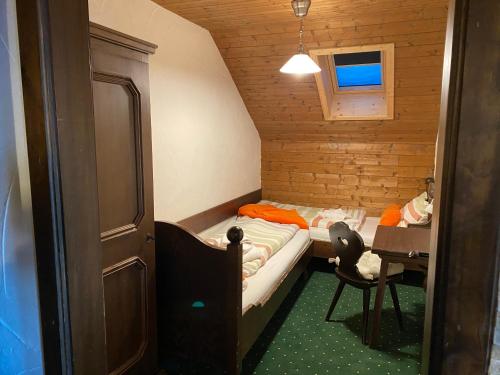 a small room with a bed and a desk at Apartman Vendy in Hermagor