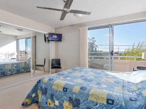 Postel nebo postele na pokoji v ubytování Bayview Apartments, 11,42 Stockton Street - Three bedroom unit In the heart of town with air con, lift and secure parking