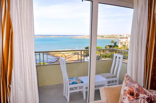 Un balcón o terraza de Magic Beach Hotel Hurghada