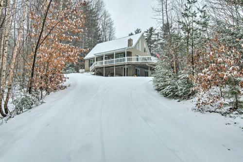 Το Pet-Friendly Home with Hot Tub Near Cranmore! τον χειμώνα