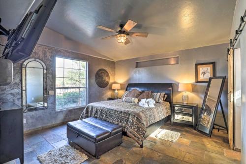 - une chambre avec un lit et un ventilateur de plafond dans l'établissement Tucson Home with Porch and Lavish Yard Near Trail Heads, à Tucson