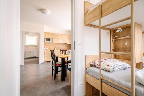 ein Schlafzimmer mit einem Etagenbett und ein Esszimmer in der Unterkunft Aura III in Boží Dar