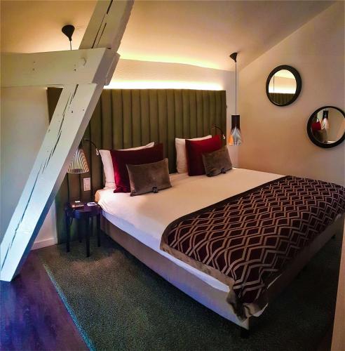 a bedroom with a large bed and a staircase at nestor Hotel Stuttgart-Ludwigsburg in Ludwigsburg