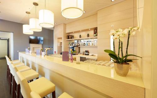 The lounge or bar area at GHOTEL hotel & living Koblenz