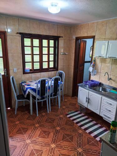 Dapur atau dapur kecil di Casa Excelente Localização em Maringá RJ