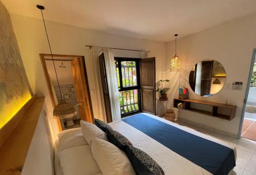 Een bed of bedden in een kamer bij Hotel Casa de Verano - Solo adultos -