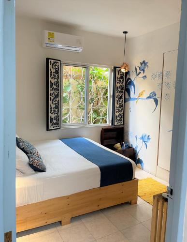 a bedroom with a bed and a window at Hotel Casa de Verano - Solo adultos - in Santa Fe de Antioquia