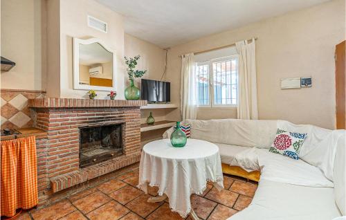 un soggiorno con divano e camino di 2 Bedroom Lovely Home In Padul a Padul