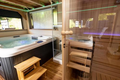 La salle de bains est pourvue d'une baignoire et d'un lavabo. dans l'établissement Accommodation Resman, à Bohinj