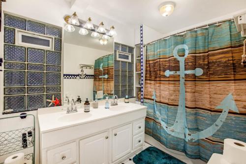 uma casa de banho com um lavatório e uma cortina de chuveiro em Kankakee River Sanctuary em Kankakee