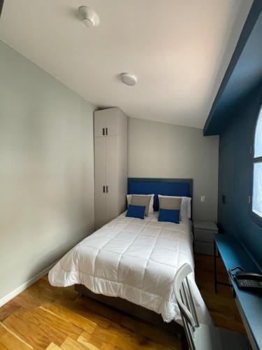 Un pat sau paturi într-o cameră la Kokoa Hotel Cusco
