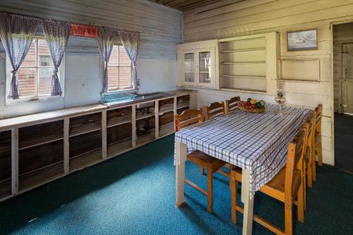 a dining room with a table and chairs in a kitchen at Little Styx River Cabin - The Hilton in Ebor
