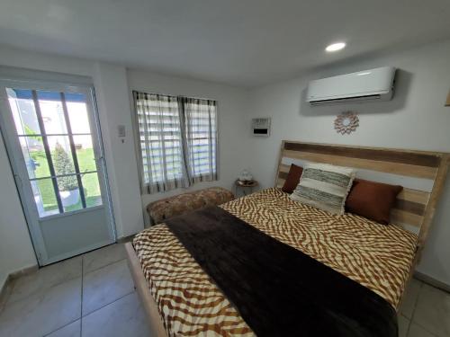 Postel nebo postele na pokoji v ubytování Aguadilla Breeze apt in gated complex 8 minute walk to Crashboat beach