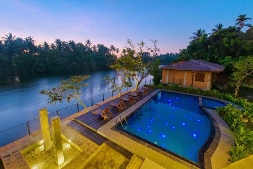 瓦伊卡爾的住宿－Karunakarala Ayurveda Resort，河边的大型游泳池