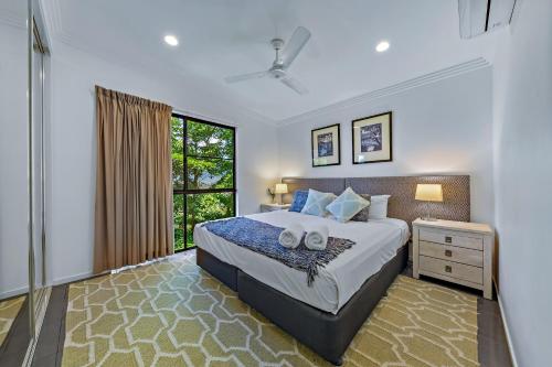 A bed or beds in a room at Hilltop Views - Cannonvale