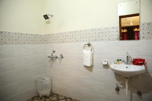 een badkamer met een wastafel en een toilet bij HOTEL THE DIAMOND LEAF in Chandīgarh