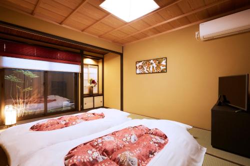 um quarto com 2 camas e uma janela em Rinn Kujoharikoji 59 em Quioto