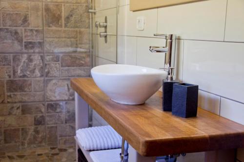baño con lavabo blanco en una encimera de madera en Disconnect and re-connect with nature, en Cicerale