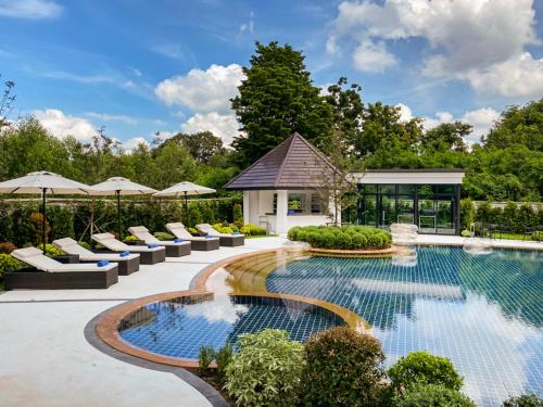 Bazén v ubytovaní Manhattan Pattaya Hotel - SHA Extra Plus alebo v jeho blízkosti