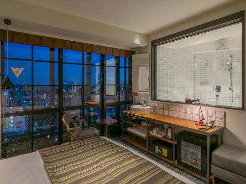 Ένα ή περισσότερα κρεβάτια σε δωμάτιο στο Ebisuholic Hotel