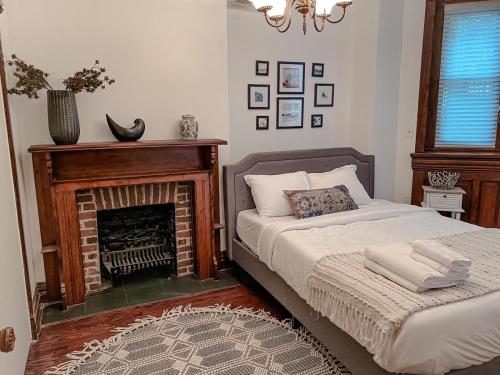 una camera con letto e camino di Luxurious classic Gold coast villa for 12 guests a Chicago