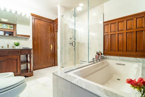 Ванная комната в Luxurious classic Gold coast villa for 12 guests