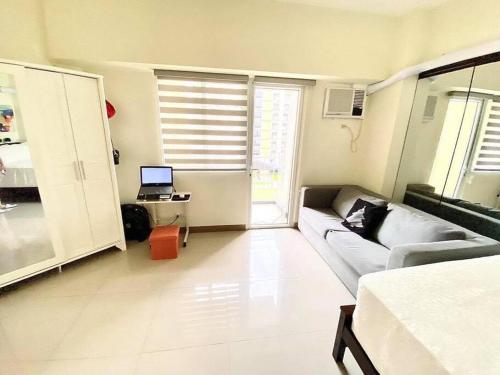 TV a/nebo společenská místnost v ubytování Field Residences