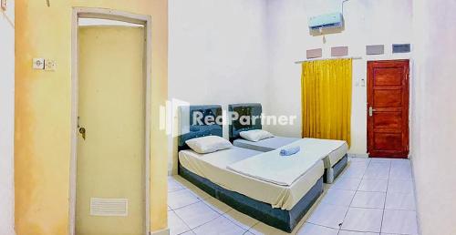 a bedroom with a bed in a room at PSM Syariah Guest House RedPartner in Raab