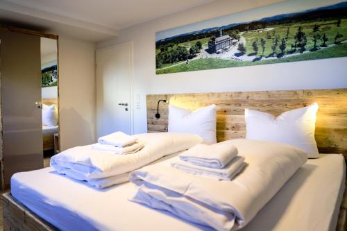1 Schlafzimmer mit 2 Betten und weißen Kissen in der Unterkunft Smart Resorts Haus Saphir Ferienwohnung 503 in Winterberg
