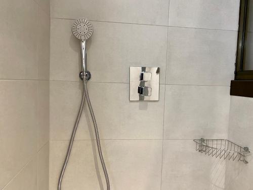 łazienka z prysznicem z głowicą prysznicową w obiekcie PROBER_LES BONS w mieście Encamp