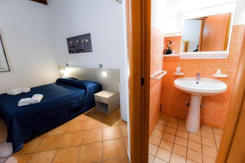 A bathroom at Giardini Sausari Residence