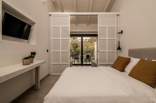 Una cama o camas en una habitación de NEW BEACH HOTEL