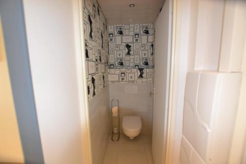 een kleine badkamer met een toilet op de gang bij Studio Naturiste "ALCOVE" Port Nature 706 in Cap d'Agde