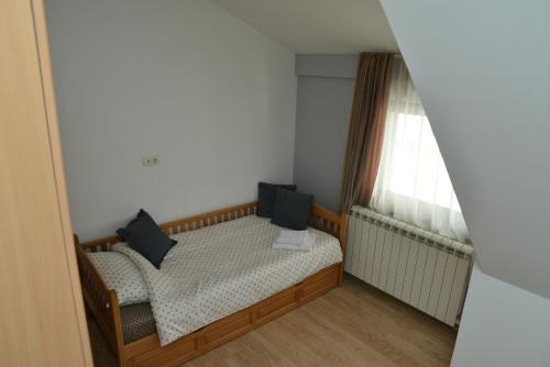 Tempat tidur dalam kamar di Apartman Ema BIG 64m2-duplex Kopaonik