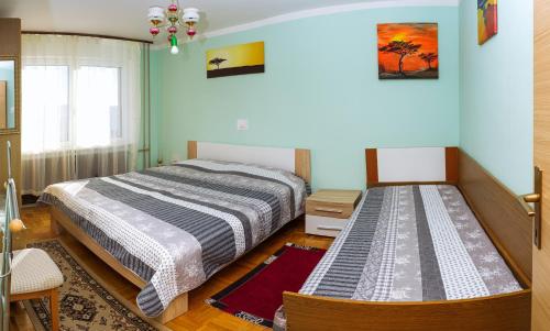 een slaapkamer met een bed in een kamer met blauwe muren bij Apartment Jorsi with Mountain View in Zreče