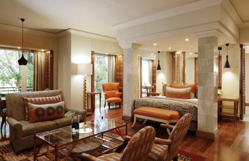 un salon avec un canapé et une table dans l'établissement Saxon Hotel, Villas & Spa, à Johannesbourg