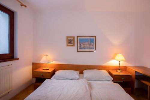 מיטה או מיטות בחדר ב-Apartments Baki Kranjska Gora