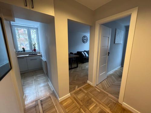 une pièce vide avec une cuisine et un couloir dans l'établissement Apartament Wspomnienie, à Duszniki-Zdrój
