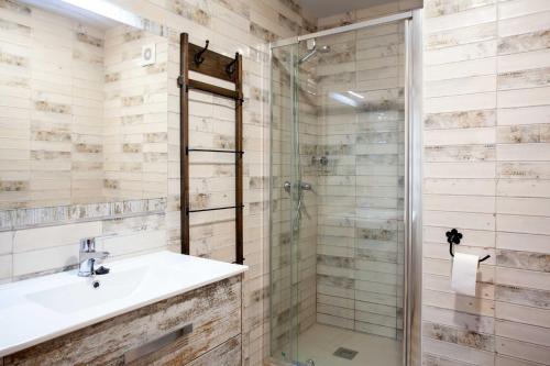 a bathroom with a sink and a shower at APARTAMENTOS LA VIEJA IMPRENTA in Sigüenza