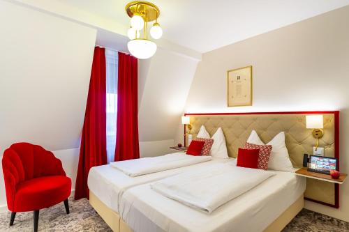 Un pat sau paturi într-o cameră la Theaterhotel & Suites Wien