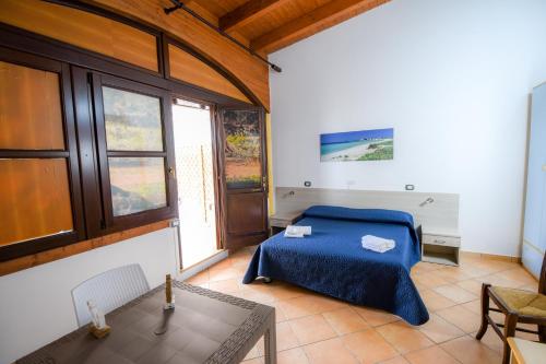 A bed or beds in a room at Giardini Sausari Residence